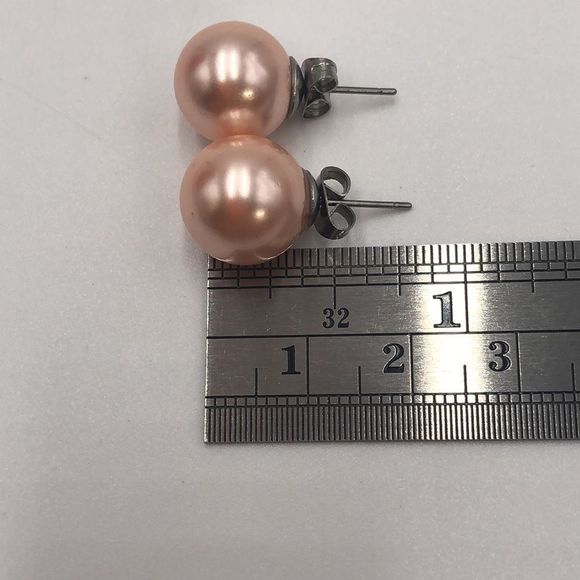 Blush Peachy Pink pearl necklace and stud earring set - Picture 4 of 6